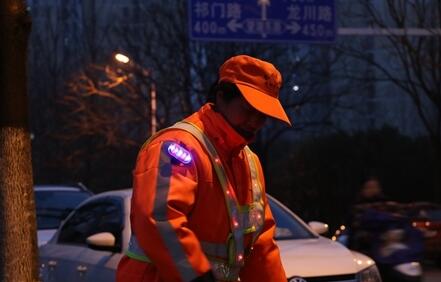合肥市包河区环卫工人用上LED红蓝爆闪肩灯