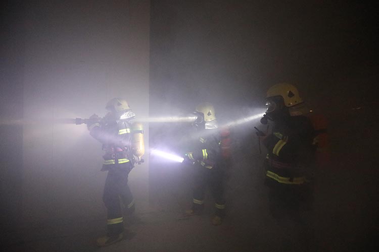 佩戴式防爆照明灯用途：消防员在火场照明联络